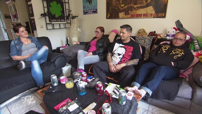 Freundinnen Sara,li. und Sylwia, wollen James und Stephanie,re. beim Aufräumen unterstützen. – Bild: RTL II