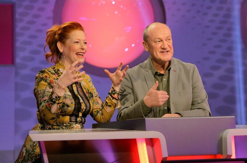 Entertainerin Enie van de Meiklokjes und Telefonschreck Bodo Bach sind ein eingespieltes Rateteam. Im Wissensquiz „Meister des Alltags“ stellen sie ihre Alltagstauglichkeit unter Beweis. Der Gewinn wird einem guten Zweck gespendet. – Bild: SWR/​Peter A. Schmidt