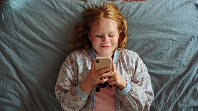 Lumi (Mai Aalto) erhält viele Textnachrichten. – Bild: KiKA/​Yle