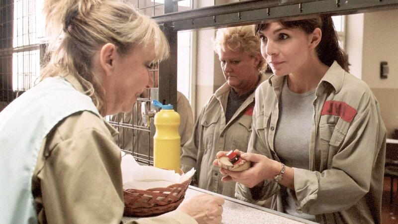 Bei der Essensausgabe steckt Ilse (Christiane Reiff, li.) Ginger (Nadine Warmuth, re.) ein Fläschen Rosenöl zu. – Bild: MG RTL D /​ Stephanie Kulbach