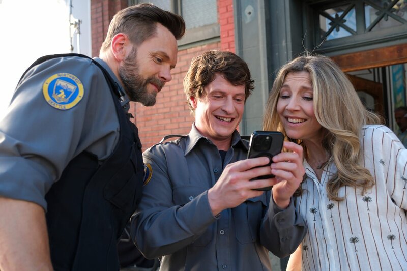 L-R: Joel McHale als Frank Shaw, Michael Rowland als Fred ‚Shred‘ Taylor und Sarah Chalke als Yazmin – Bild: Bettina Strauss /​ FOX Entertainment