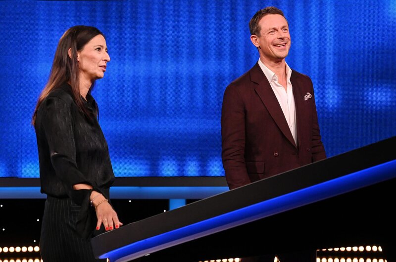 Moderator Alexander Bommes mit Pinar Atalay. – Bild: NDR/​Uwe Ernst