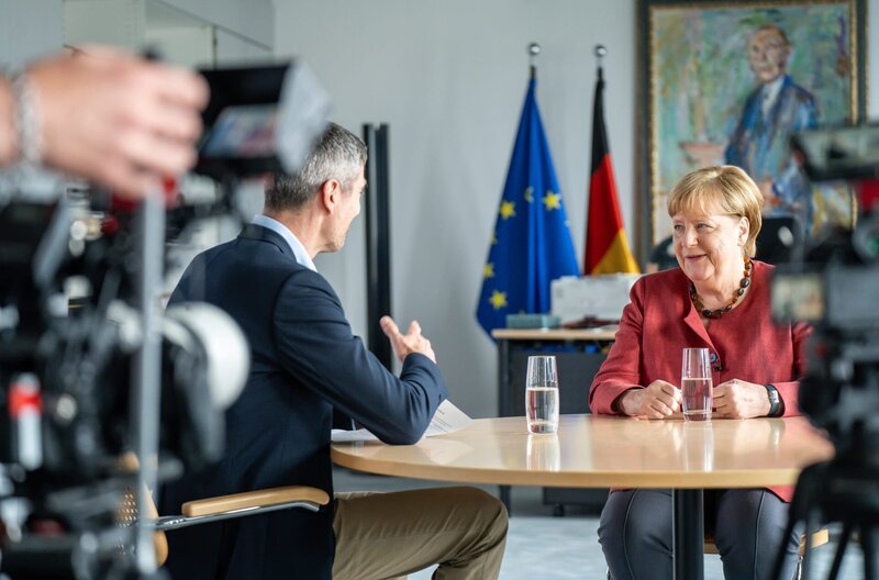 Angela Merkel gibt zum ersten Mal ein TV-Interview in ihrem Büro. – Bild: NDR/Thomas Ernst Angela Merkel gibt zum ersten Mal ein TV-Interview in ihrem Büro. – Bild: NDR/Thomas Ernst