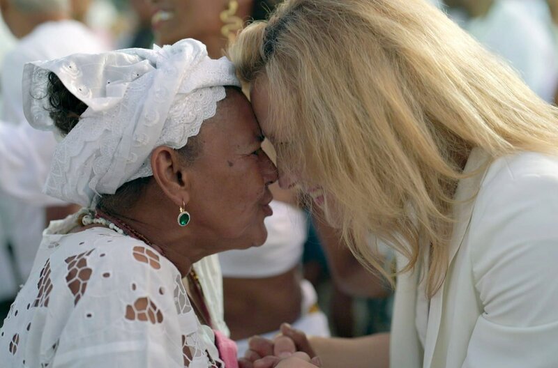 Sylvia Camarda (re.) entdeckt in der Religion Candomblé den Tanz als heilige Verbindung zu den Göttern. – Bild: ARTE/​Manufactura Pictures/​Kobalt Documentary 2025