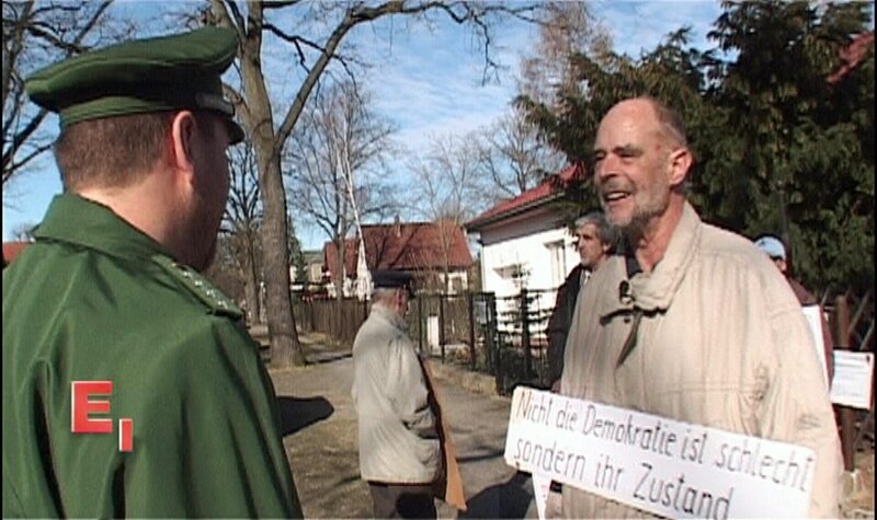 Volker (re.) möchte nicht, daß der Schornsteinfeger zu ihm ins Haus kommt. Reine Schikane, findet er! – Bild: RTL II
