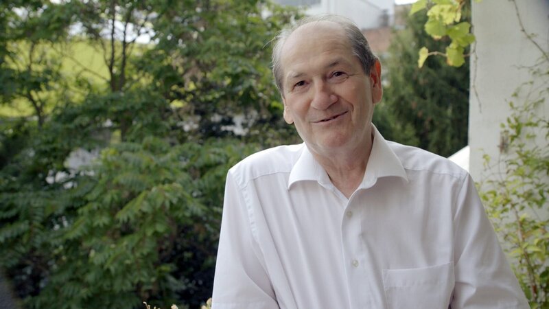 Bandleader Slavko Ninić hat dem Begriff ‚Tschusch‘ eine neue Bedeutung verliehen. – Bild: ORF/​Kurt Mayer Film