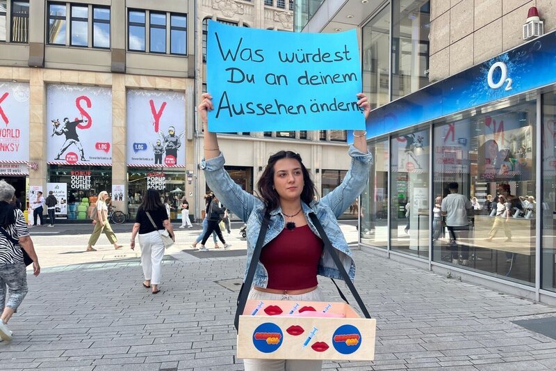Reporterin Dana Céline Koop möchte herausfinden: Warum wollen heute eigentlich alle jünger aussehen? Und was sind Menschen bereit, dafür zu tun? – Bild: RTL /​ me:works