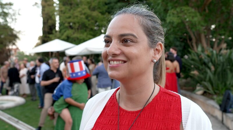 Juristin Gilda Pereira hat gut lachen: Ihre Einwanderungs-Agentur boomt. Sie hilft Ausländern bei der Migration nach Portugal. Seit Donald Trump erneut zum Präsidenten gewählt wurde, hat sie viele amerikanische Kunden. – Bild: SWR