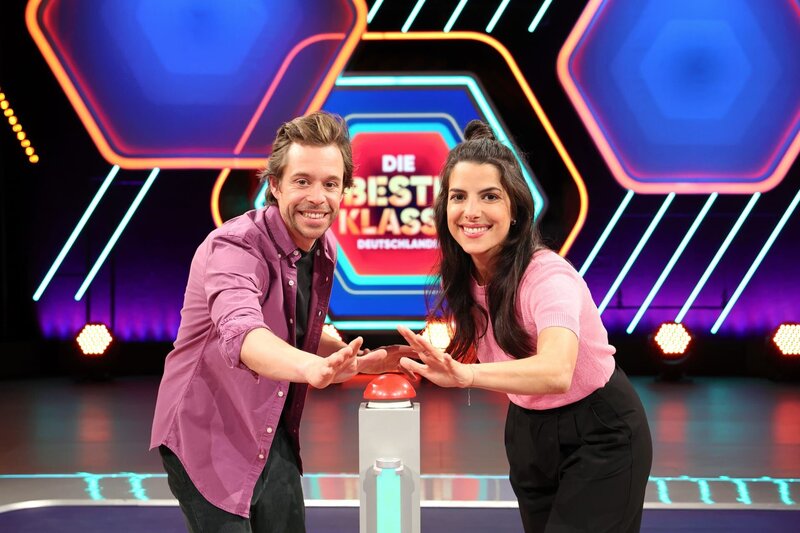 Clarissa und Tobi freuen sich auf eine neue Staffel von „Die beste Klasse Deutschlands“. – Bild: KiKA/​Steffen Becker