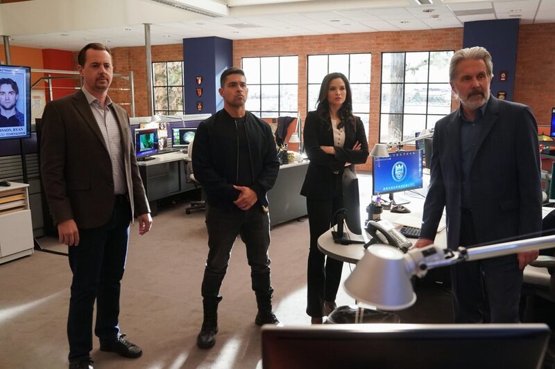 (v.l.n.r.) Timothy McGee (Sean Murray); Nick Torres (Wilmer Valderrama); Jessica Knight (Katrina Law); Alden Parker (Gary Cole) – Bild: CH Media/​©2022 CBS Broadcasting Inc. All Rights Reserved./​MANDATORY CREDIT. NO ARCHIVE. NO SALES. FOR NORTH AMERICAN USE ONLY./​©2022 CBS Broadcasting Inc. All Rights Reserved./​Sonja Flemming/​Sonja Flemming