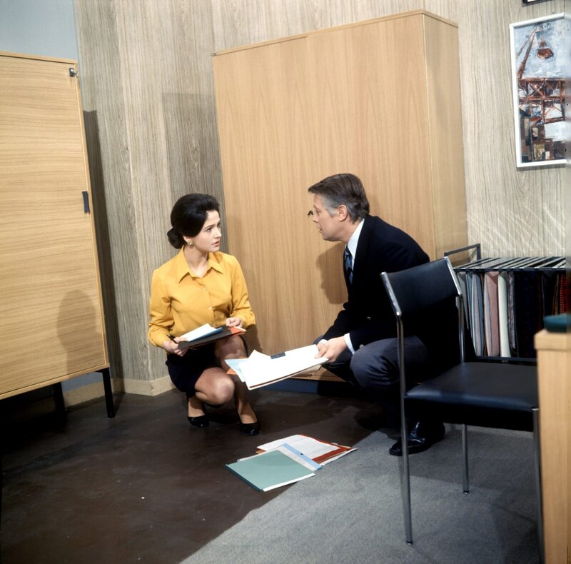 Sylvia Eisenberger (Hermi, Fredys Sekretärin), Peter Weck (Fredy Haslinger). – Bild: ORF