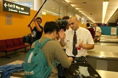Um Verstöße am Flughafen Melbourne zu vermeiden, haben die Zollbeamten alles im Auge, was ungewöhnlich erscheint – Bild: Discovery Communications, Inc.