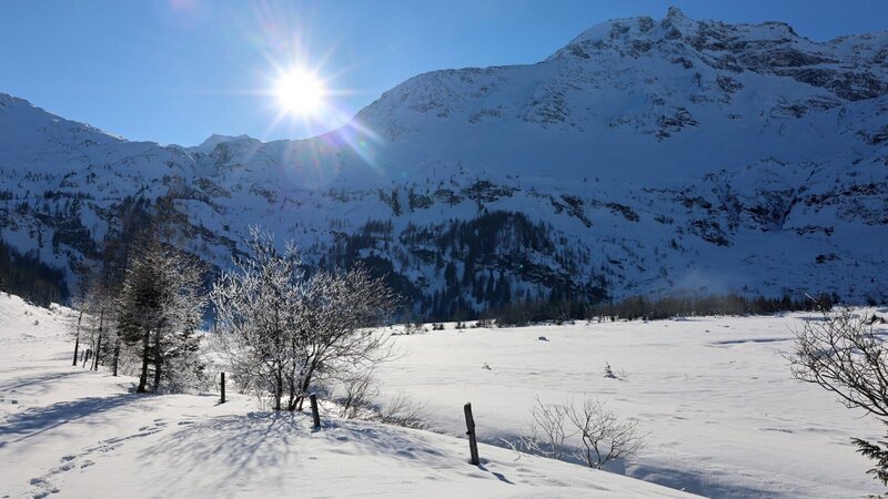 Ein „Land der Berge“ über Sehnsuchtsorte jenseits der Baumgrenze, aber auch die Eigenverantwortung im Gebirge und damit verbunden Herausforderungen. – Bild: ZDF und ORF/ORF III/Andrea Eidenhammer Ein „Land der Berge“ über Sehnsuchtsorte jenseits der Baumgrenze, aber auch die Eigenverantwortung im Gebirge und damit verbunden Herausforderungen. – Bild: ZDF und ORF/ORF III/Andrea Eidenhammer