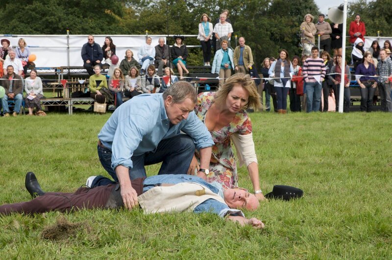 DCI Tom Barnaby (John Nettles, l.), John Fincher (David Rintoul, M.) und Susan Fincher (Caroline Langrishe, r.). – Bild: ZDF/​All3Media