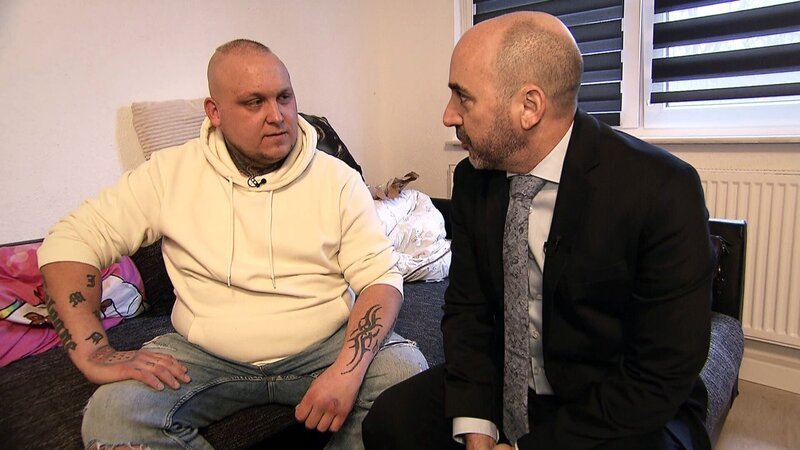 Schuldnerberater Max Postulka (re.) ist die letzte Chance, Markus vor einer Gefängnisstrafe zu bewahren. Doch auch dem erfahrenen Schuldnerberater gehen langsam die Optionen aus. – Bild: RTLZWEI, RedDoc Films