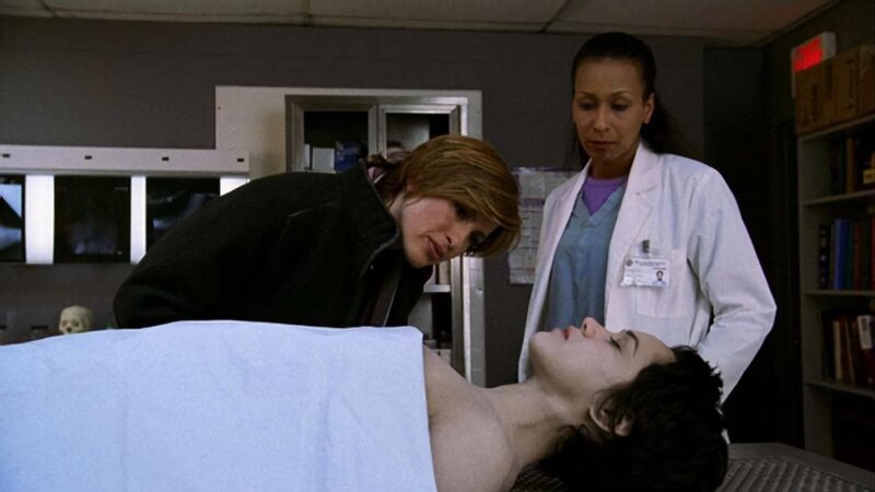 Am Hals der Leiche erkennen Detective Olivia Benson (Mariska Hargitay, l.) und Melinda Warner (Tamara Tunie) einen Handabdruck, der darauf schließen lässt, dass die junge Studentin erdrosselt wurde. Der Täter ist jedoch mit den Methoden der Forensik vertraut, was die Suche erschweren wird. – Bild: RTL NITRO