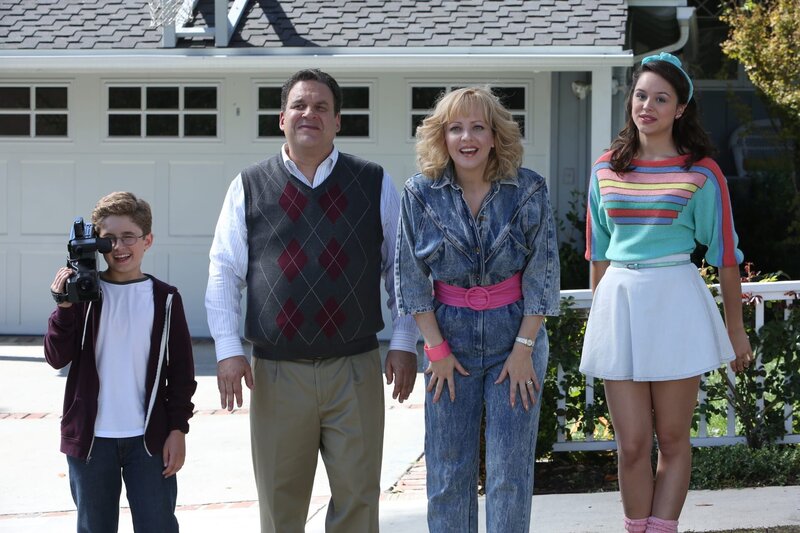 „Die Goldbergs“, „Die Kremps.“ Die Goldbergs haben neue Nachbarn bekommen. Deren Sohn Chad versteht sich auf Anhieb mit Adam. Nur Virginia will nicht so recht warm werden mit Beverly. Als Beverly davon erfährt, weckt das ihre Kampfgeist. Sie versucht alles, um bei Virginia Sympathiepunkte zu sammeln.Im Bild (v.li.): Sean Giambrone (Adam Goldberg), Jeff Garlin (Murray Goldberg), Wendi McLendon-Covey (Beverly Goldberg), Hayley Orrantia (Erica Goldberg). – Bild: 2013, 2014 Sony Pictures Television Inc. All Rights Reserved. /​ Danny Feld Lizenzbild frei