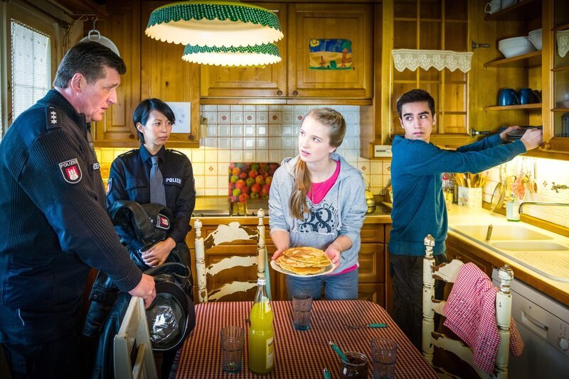 Alexa (Minh-Khai Phan-Thi, 2.v.l.) und Hans (Bruno F. Apitz, l.) ahnen, dass Kim (Marie-Lou Bäumer, 2.v.r.) und Ringo (Tan Julius Ipekkaya, r.) in Schwierigkeiten stecken. Doch die beiden wollen keine Hilfe und möchten, dass die Beamten wieder gehen. – Bild: ZDF/​Boris Laewen