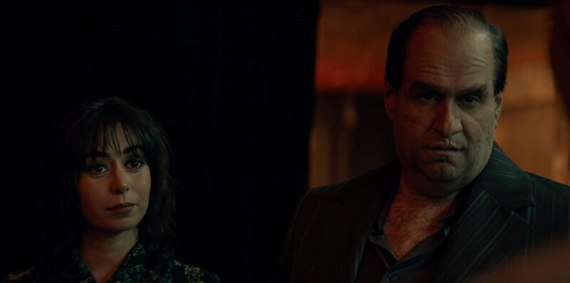 l-r: Sofia Falcone (Cristin Milioti), Penguin (Colin Farrell) – Bild: Production /​ Warner