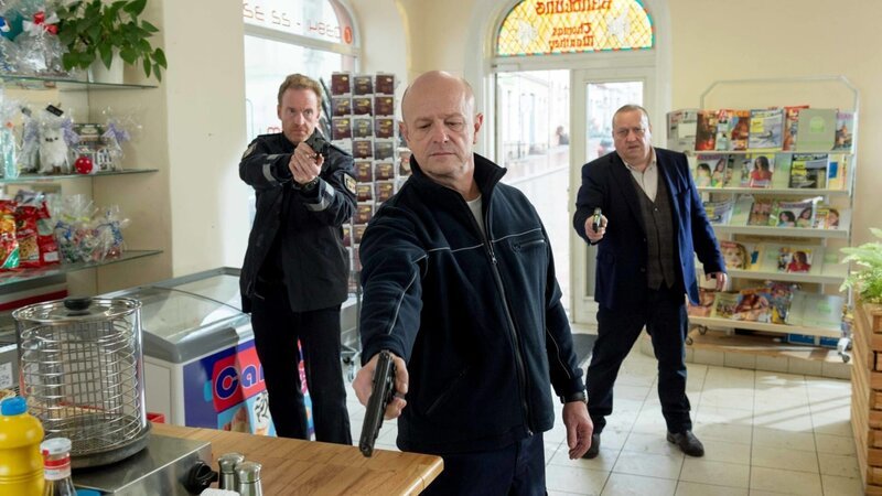 (v.l.n.r.) Kai Timmermann (Mathias Junge); Gerd Runge (Roland Frey); Jan Reuter (Udo Kroschwald) – Bild: PLURIMEDIA (ZDF /​ Meyerbroeker)