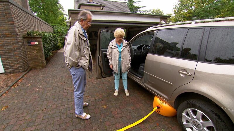 Ingrid und Otto. – Bild: RTL /​ Mit Vollspeed und Fallschirm durch den Garten