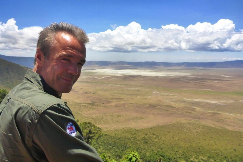 Schauspieler Hannes Jaenicke unterwegs in der Serengeti. – Bild: ZDF und Markus Strobel