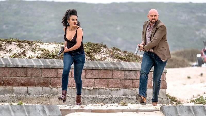 Pinkie (Cassie Clare) und Wittings (Garth Collins) Die Verwendung des sendungsbezogenen Materials ist nur mit dem Hinweis und Verlinkung auf RTL+ gestattet. – Bild: RTL /​ © 2020 Universal Studios. All Rights Reserved