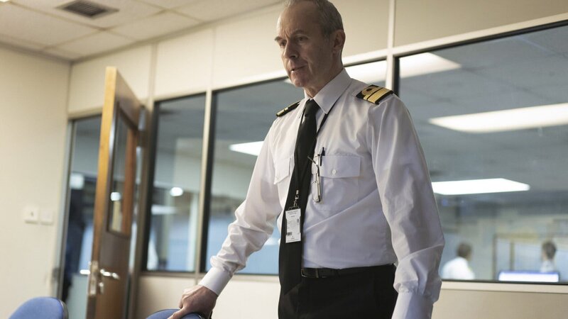 Konter-Admiral Shaw (Stephen Dillane) muss sich auf der Basis der „Vigil“ den Fragen des MI5 stellen. – Bild: ZDF