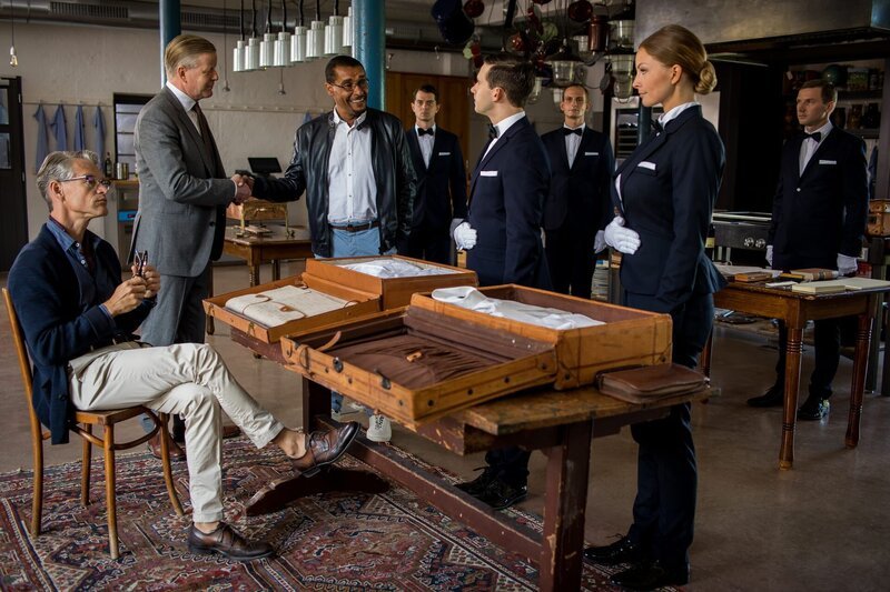 Franz Ainfachnur (Christofer v. Beau, M.) stellt sich Richard Schwarz (Michael Schiller, 2.v.l.) vor. – Bild: ZDF