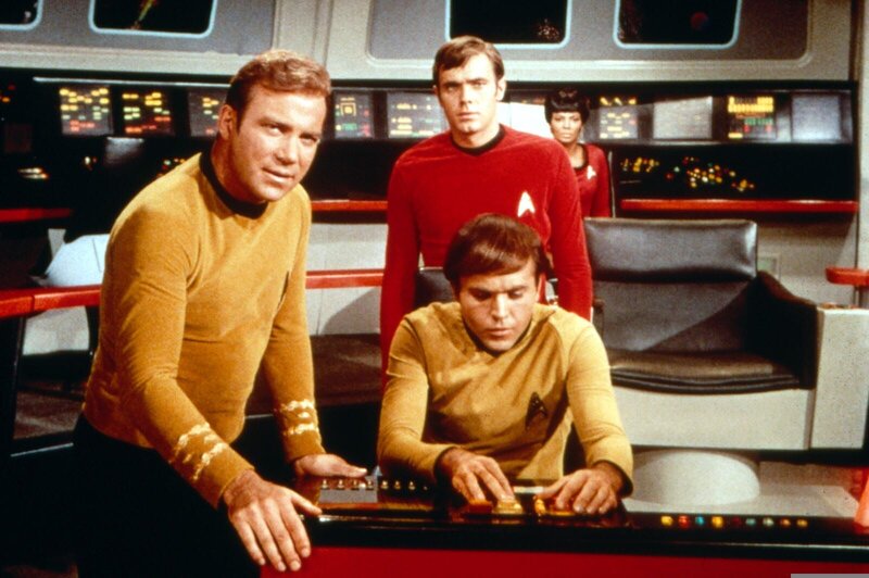 Bei dem Besuch des Planeten Argus IX werden zwei Besatzungsmitglieder der Enterprise von einer mysteriösen Wolke getötet. Captain Kirk besteht darauf, den Tod der Männer zu untersuchen. – Bild: Tele 5