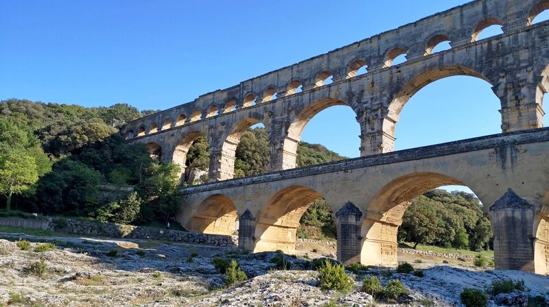 Das Aquädukt von Nîmes ist das größte bis heute erhaltene römische Bauwerk in Europa. Tausende Arbeiter waren an dem monumentalen Bau auf einer Strecke von 50 Kilometern beschäftigt. – Bild: phoenix/​ZDF/​Benoît Faure