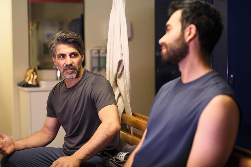 Ferhat (Harun Yildirim, l.) ist bemüht entschlossen, mit Ute abzuschließen. Rechts Baris (Metehan Demiröz) – Bild: RTL /​ Stefan Behrens