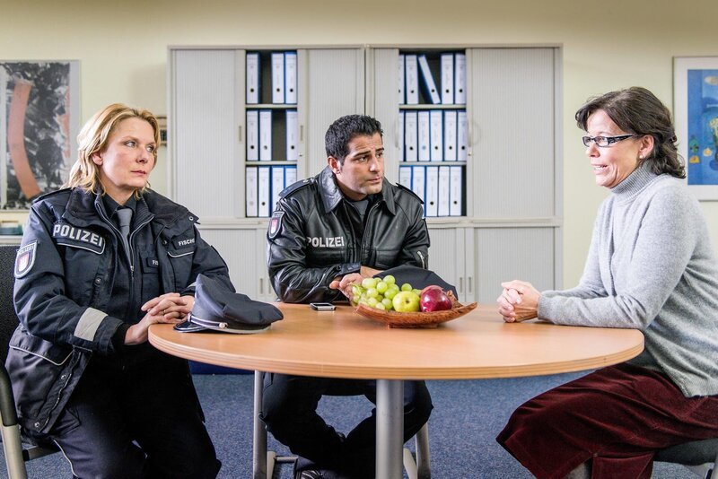 Direktorin Ekkhard (Marion Martienzen, r.) gibt Claudia (Janette Rauch, l.) und Tarik (Serhat Cokgezen, m.) zu verstehen, dass sie die Anzeige wegen Körperverletzung, die ein Schüler ihres Gymnasiums gegen seinen Mathelehrer erstatten möchte, gerne schulintern regeln würde. – Bild: ZDF und Boris Laewen