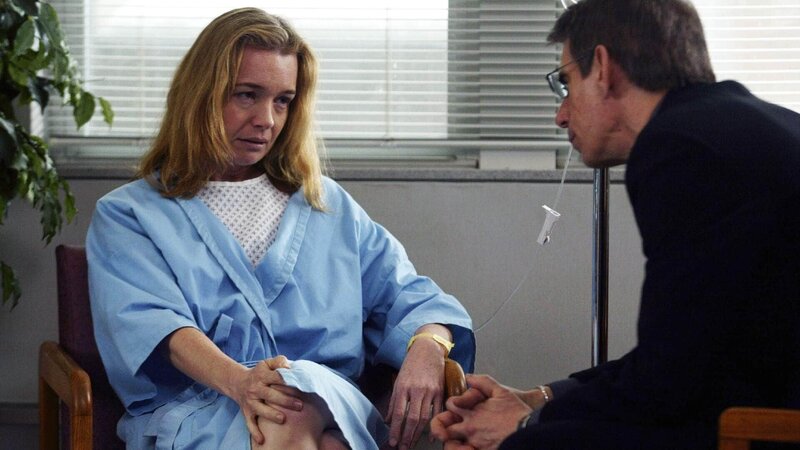 Christina Nerrit (Karen Young) wurde mit einer Plastiktüte auf dem Kopf an ihr Bett gefesselt aufgefunden. Sergeant John Munch (Richard Belzer) vermutet, dass sie ihren Mörder kennt. – Bild: TVNOW /​ Universal