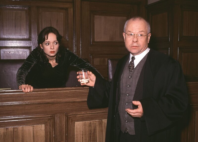 Vor Gericht kommt es zum heftigen Schlagabtausch zwischen dem Oberstaatsanwalt und Siegfried Rasch (Wilfried Loll), dem Verteidiger von Marlies Kemper (Iris Junik). Marlies steht unter Mordverdacht … – Bild: RTL /​ Rolf Baumgartner
