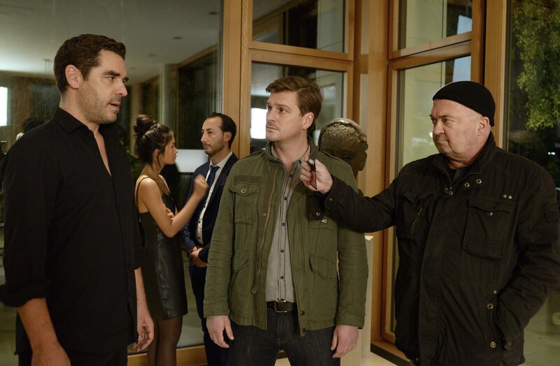 Die Kommissare Sebastian Klöckner (Matthi Faust, M.) und Otto Garber (Florian Martens, r.) sprengen eine von Jens Ewerweins (Tobias Oertel, l.) exzessiven Partys. – Bild: ZDF