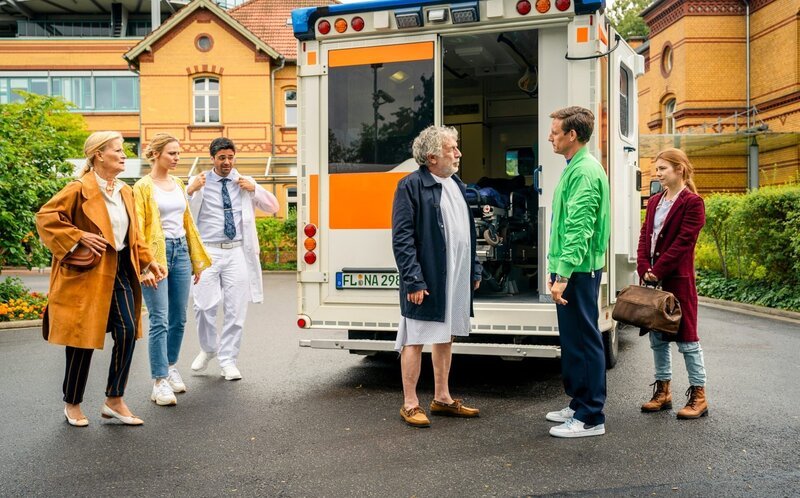 (v.li.): Sandra Pössmann (Claudia Rieschel), Jana Schmidtke (Teresa Rizos), Dr. Florian Schmidtke (Maximilian Grill), Ole Pössmann (Michele Oliveri), Dr. Moritz Neiss (Patrick Kalupa), Charlie Winkler (Josefine Preuß) – Bild: ORF/​ZDF/​Stephan Rabold