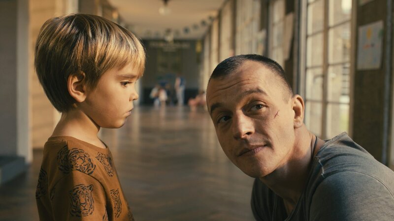 Milan (Ben Winkler, l.) ist verunsichert, wie er mit seinem Vater Mario (Paul Wollin, r.) umgehen soll. – Bild: ZDF