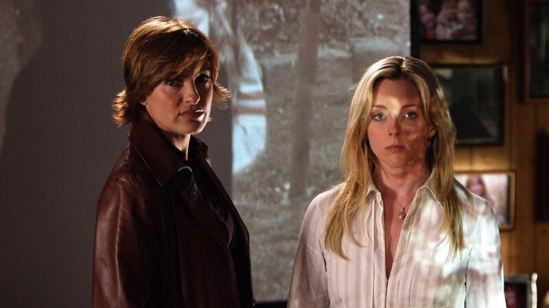 Detective Olivia Benson hat den Verdacht, dass Emma Spevak eine Massenmörderin ist. – Bild: TVNOW