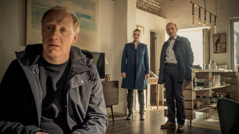Peter Thies (Simon Schwarz, l.) hat den Kommissaren Nina Petersen (Katharina Wackernagel, M.) und Karl Hidde (Alexander Held, r.) ein Geheimnis zu verraten. – Bild: ZDF