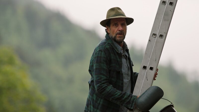 Hubert Löffler (Helmfried von Lüttichau) ärgert sich maßlos, dass sein Sohn die Schule der Arbeit auf dem Hof vorzieht. – Bild: ZDF