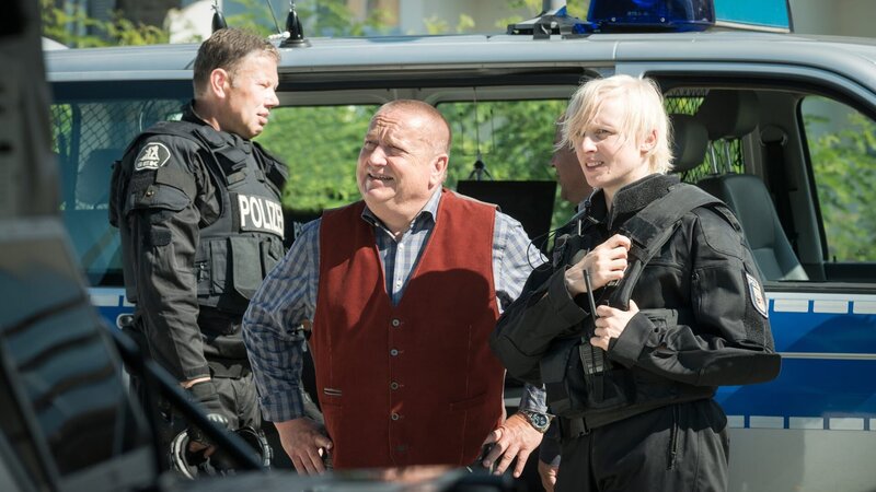 Ein Sondereinsatzkommando (Anne Müller, r.) eilt, die SOKO Wismar unterstützend, zu Hilfe. Denn die Bankräuberin hat mittlerweile Geiseln genommen. Revierchef Reuter (Udo Kroschwald, M.) arbeitet gemeinsam mit den Spezialisten, um die brenzlige Situation wieder unter Kontrolle zu bringen. Was hat die Bankräuberin vor? – Bild: ZDF