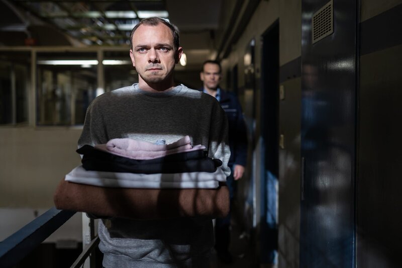Der in U-Haft sitzende Krankenpfleger Fabian Eisermann (Konstantin Lindhorst, l.) auf dem Weg in seine Zelle. – Bild: ZDF