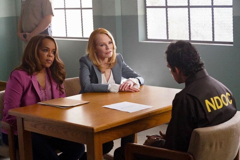 V.l.: Maxine Roby (Paula Newsome), Catherine Willows (Marg Helgenberger) und Alan Herskovitz (Joe Gillette) – Bild: RTL /​ 2021 CBS Broadcasting Inc. All Rights Reserved /​ Sonja Flemming /​ CBS ENTERTAINMENT /​ CBS