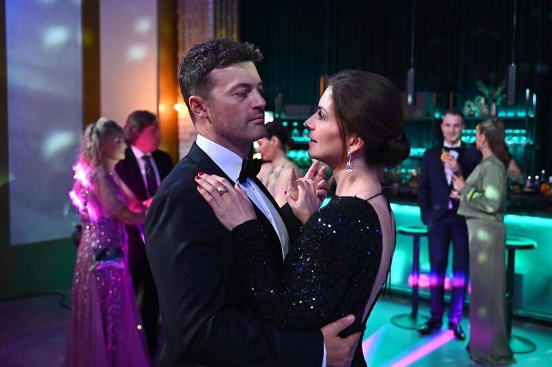 Ben (Jörg Rohde) und Gabriella (Bianca Hein) erleben einen magischen Moment. – Bild: RTL /​ Julia Feldhagen /​ Hoffnung stirbt zuletzt