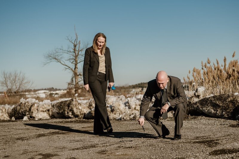 Detectives  betrachten den Boden. – Bild: Saloon Media Lizenzbild frei