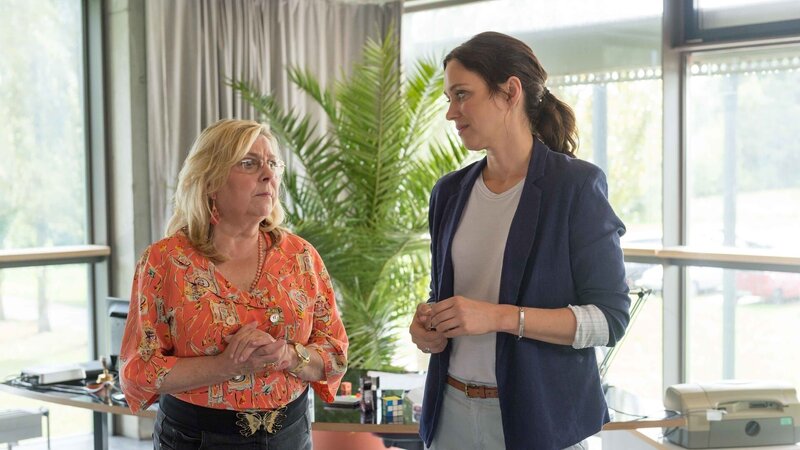 Laut Professor Kessens Sekretärin Meike Hüller (Ramona Kunze-Libnow, l.) haben sich immer mehr ehrgeizige Eltern regelmäßig in die Notenvergabe ihrer Kinder eingemischt und sind heftig mit Professor Kessen aneinandergeraten. Doch könnte ihr Ärger so weit gehen, tatsächlich einen Mord zu verüben? – Bild: ZDF