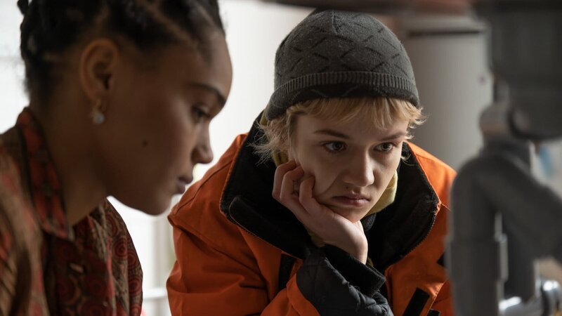 Charlie (Lea Drinda, r.) steht vor einem Problem: ohne Plan Ronjas (Sira Anna Faal, l.) Spüle reparieren. – Bild: ZDF
