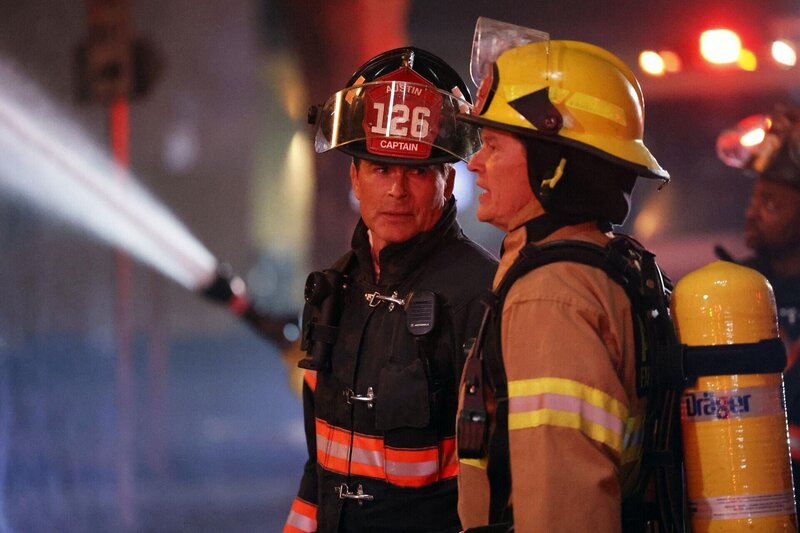 L-R: Owen Strand (Rob Lowe) und Captain Andrews (Bo Kane) – Bild: Fox Media LLC. /​ Jordin Althaus