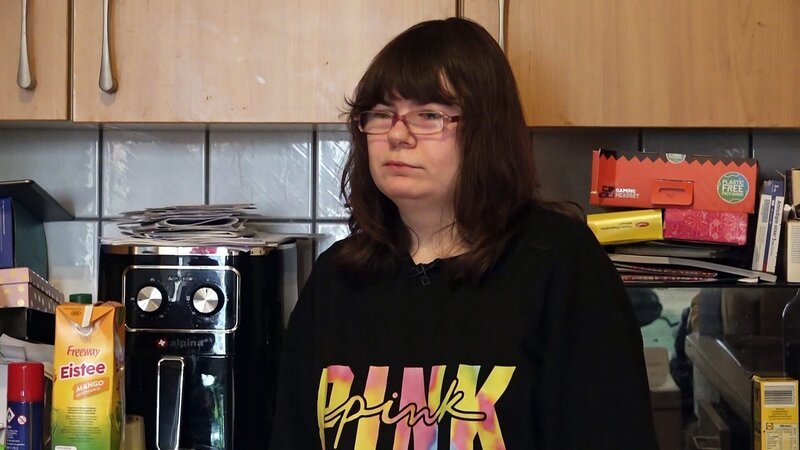Selina (20) zieht die Arbeit in einer Behindertenwerkstatt nun doch in Betracht.. – Bild: RTLZWEI, UFA SHOW & FACTUAL